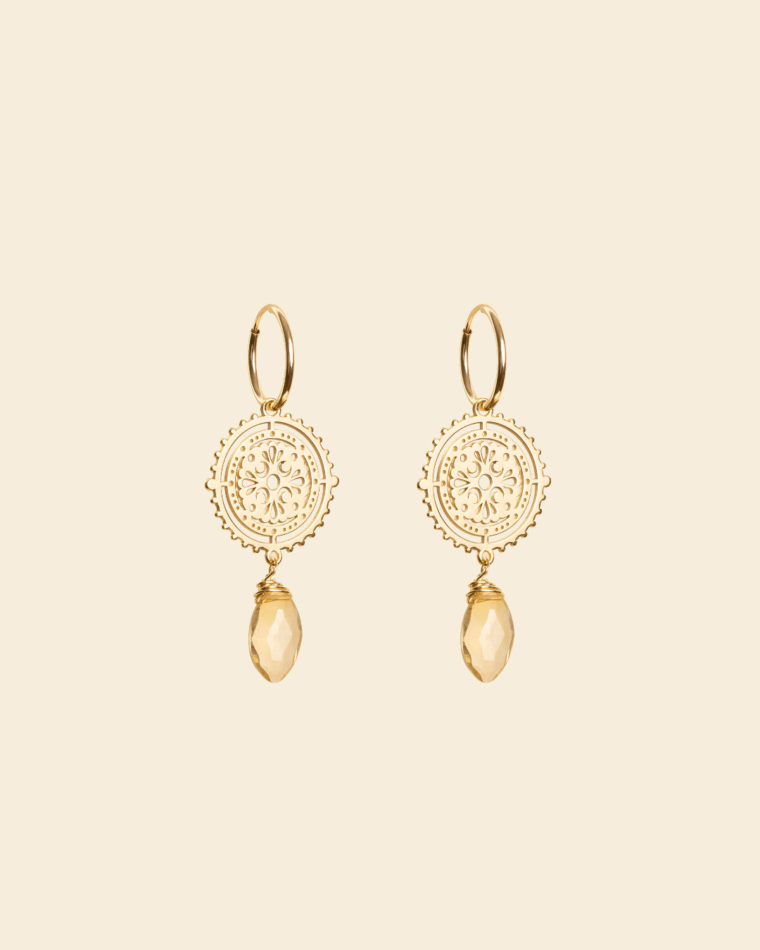 Boucles d'oreilles Citrine Blum - Médailles ajourées en plaqué or ornées de citrines, pierres fines symboles de joie de vivre - Bijou de créateur fait main en France par APSARA