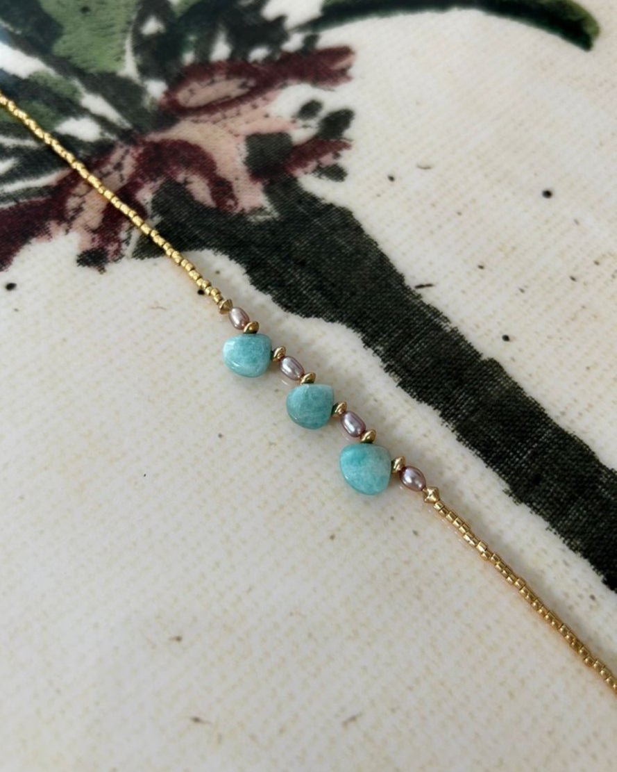 APSARA - Collier ras de cou TAÏSSA en fines perles dorées. Pendentif Amazonite et perles nacrées lila. Bijou fait main en France.