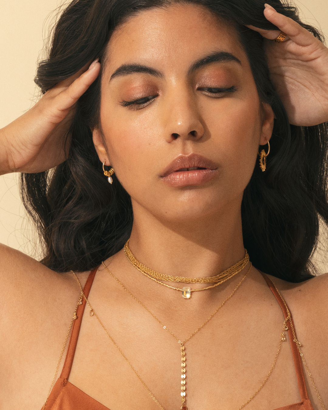 APSARA - Boucles d'oreilles créoles Klimt portées. Accumulation de bijoux dorés APSARA