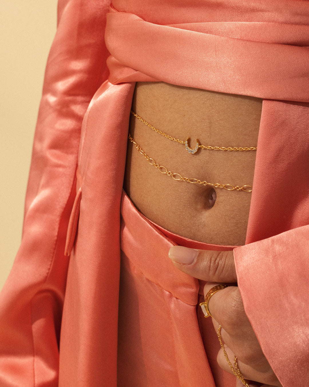 APSARA - Chaîne de taille DIA portée en accumulation avec la chaîne de taille LUNA. Bijoux de corps dorés, faits main en France.