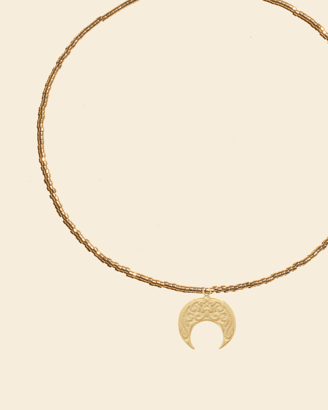 Collier Ras de Cou perles dorées ESMEE Pendentif Lune APSARA