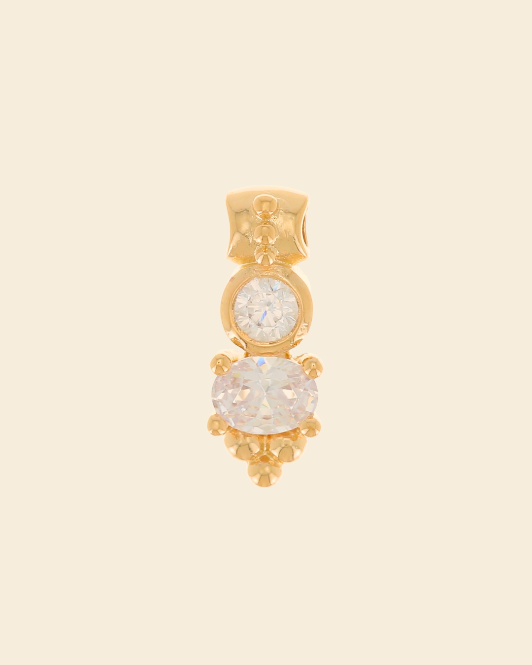 APSARA - Collier ras de cou JOY : gros plan sur le pendentif en trio de zircons brillants, montés sur une bélière dorée. Fait main en France.