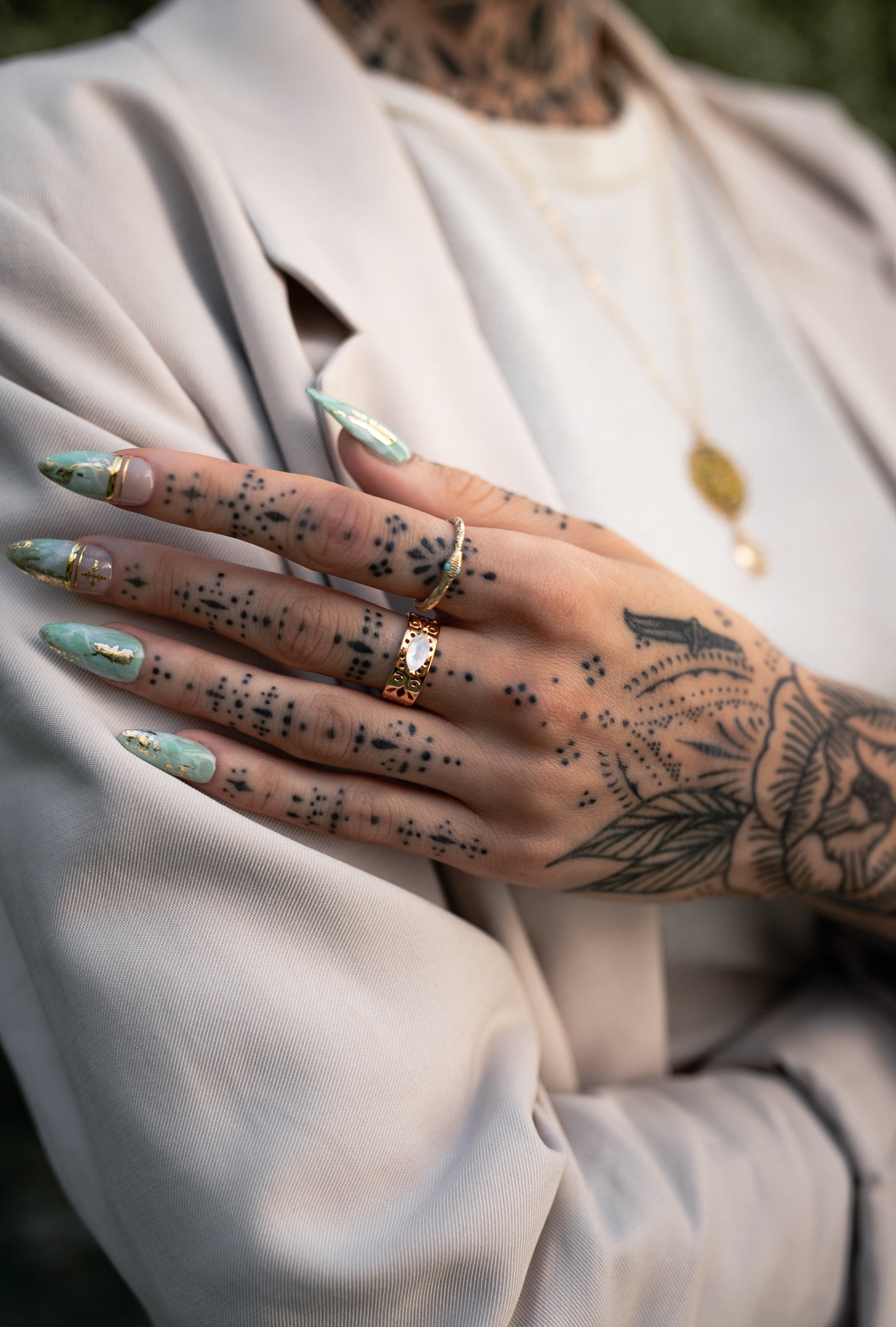 bague main tatoo