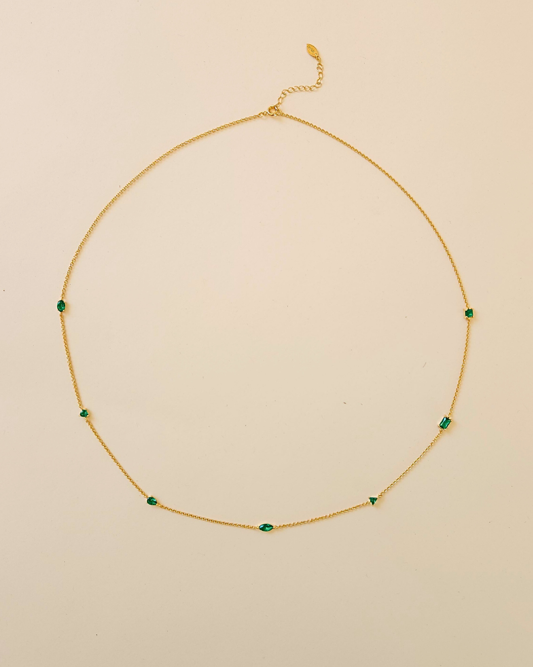 APSARA - Chaine de taille SEVEN EMERALD plaqué Or 18 carats et sept cristaux zircons vert émeraude de tailles différentes. Bijou fait main en France.
