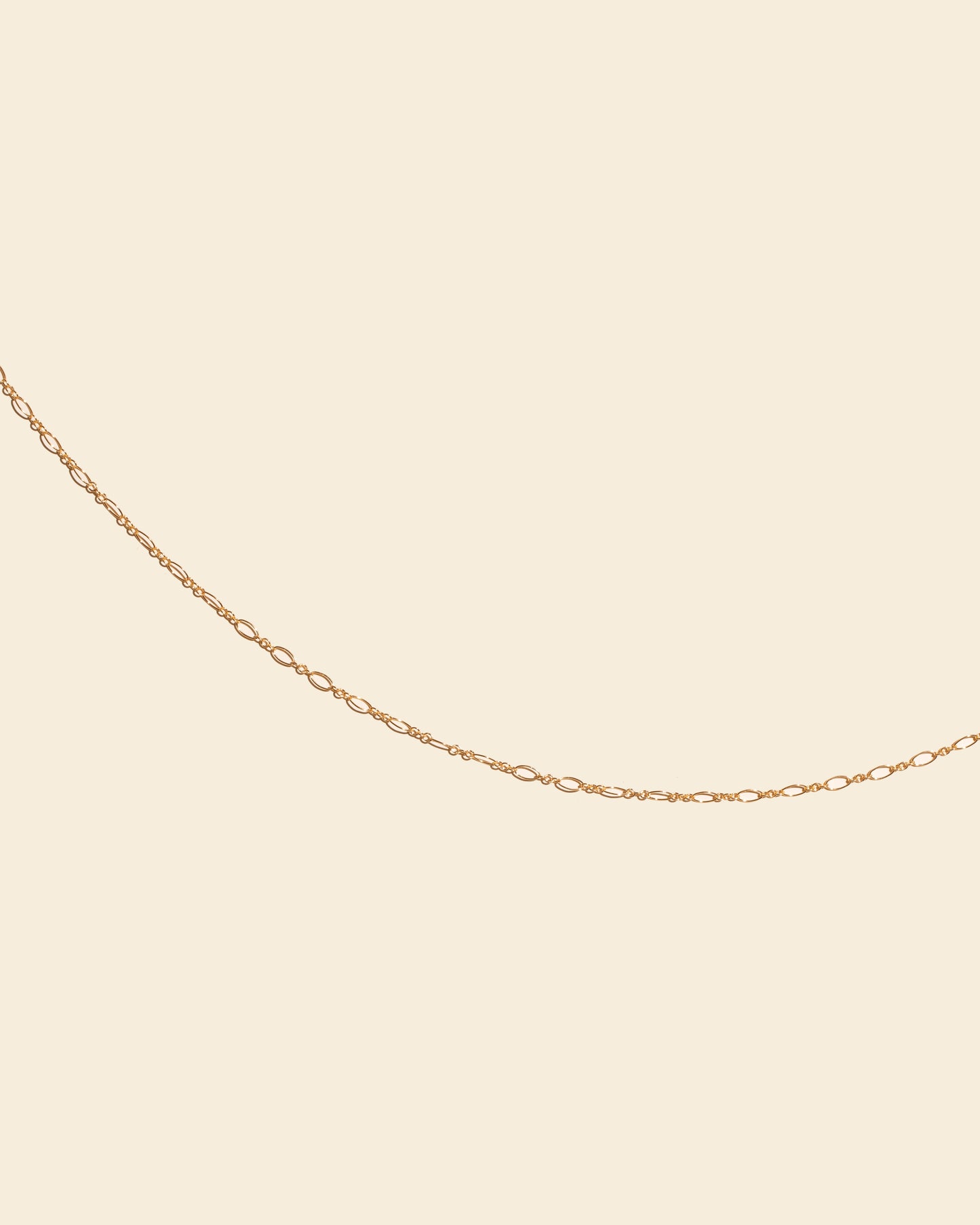 APSARA - Chaîne de taille DIA en anneaux ovales dorés. Bijou de corps minimaliste, fait main en France.
