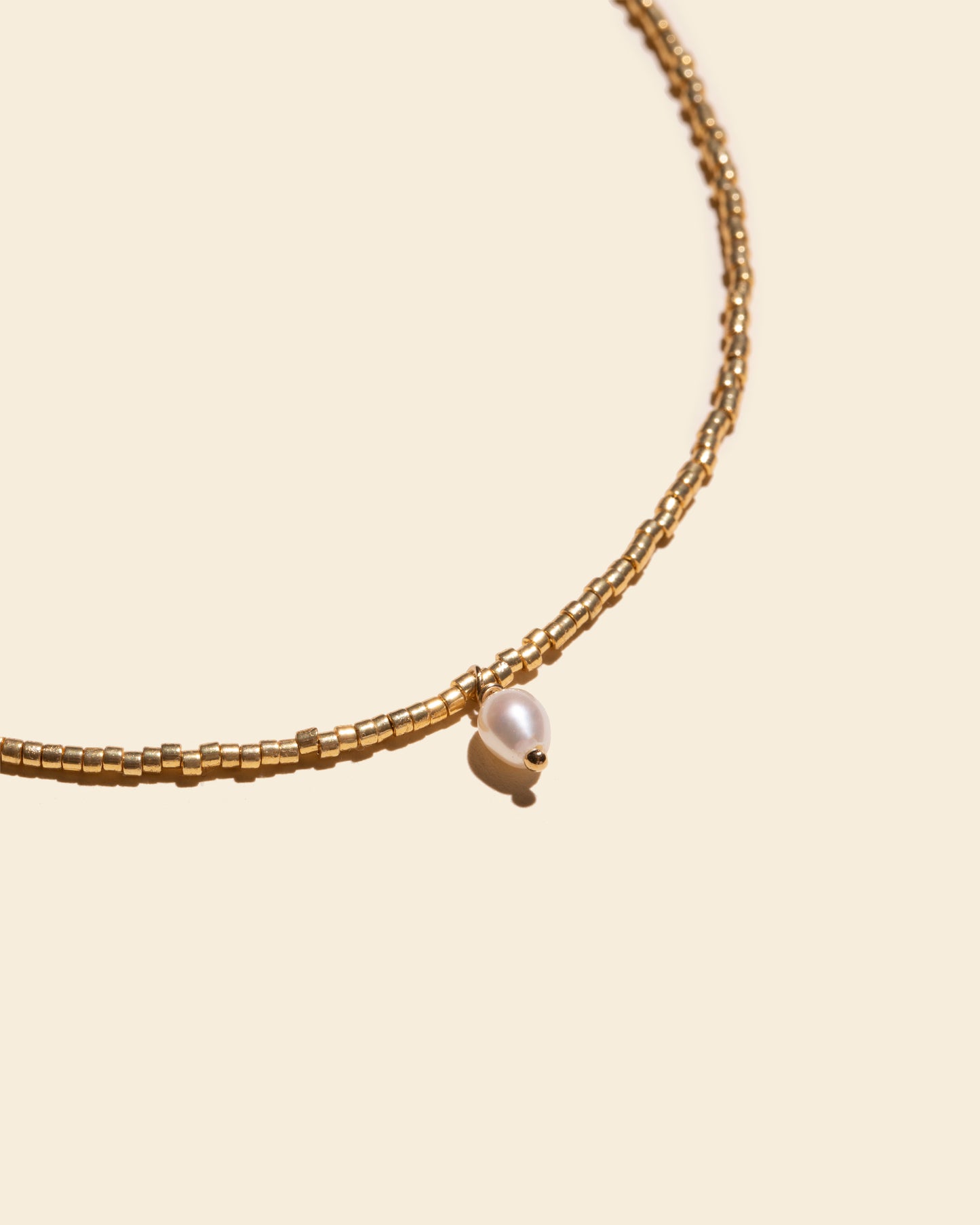 APSARA - Collier ras de cou NUDE pendentif perle de culture nacrée et fines perles dorées. Bijou fait main en France.
