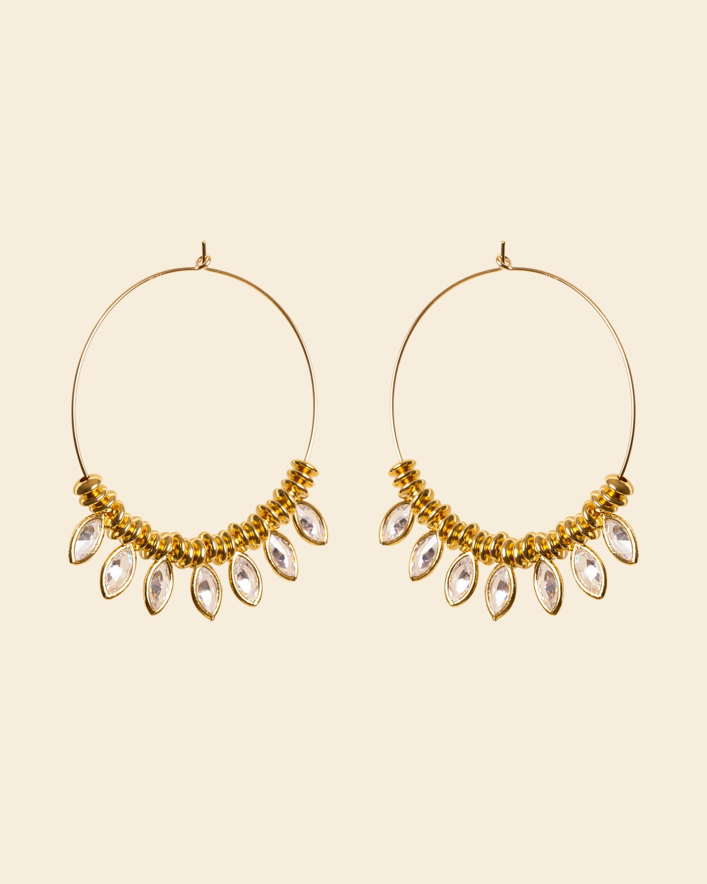APSARA - Créoles ASTRA : larges anneaux dorés avec perles et zircons taille marquise. Bijou fait main en France.