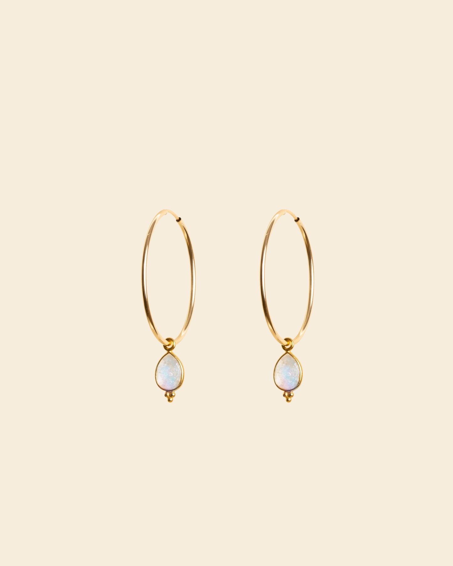 APSARA - Créoles MOONCHILD en Gold Filled 14 carats ornées de gouttes en pierre de lune. Bijoux faits main en France.