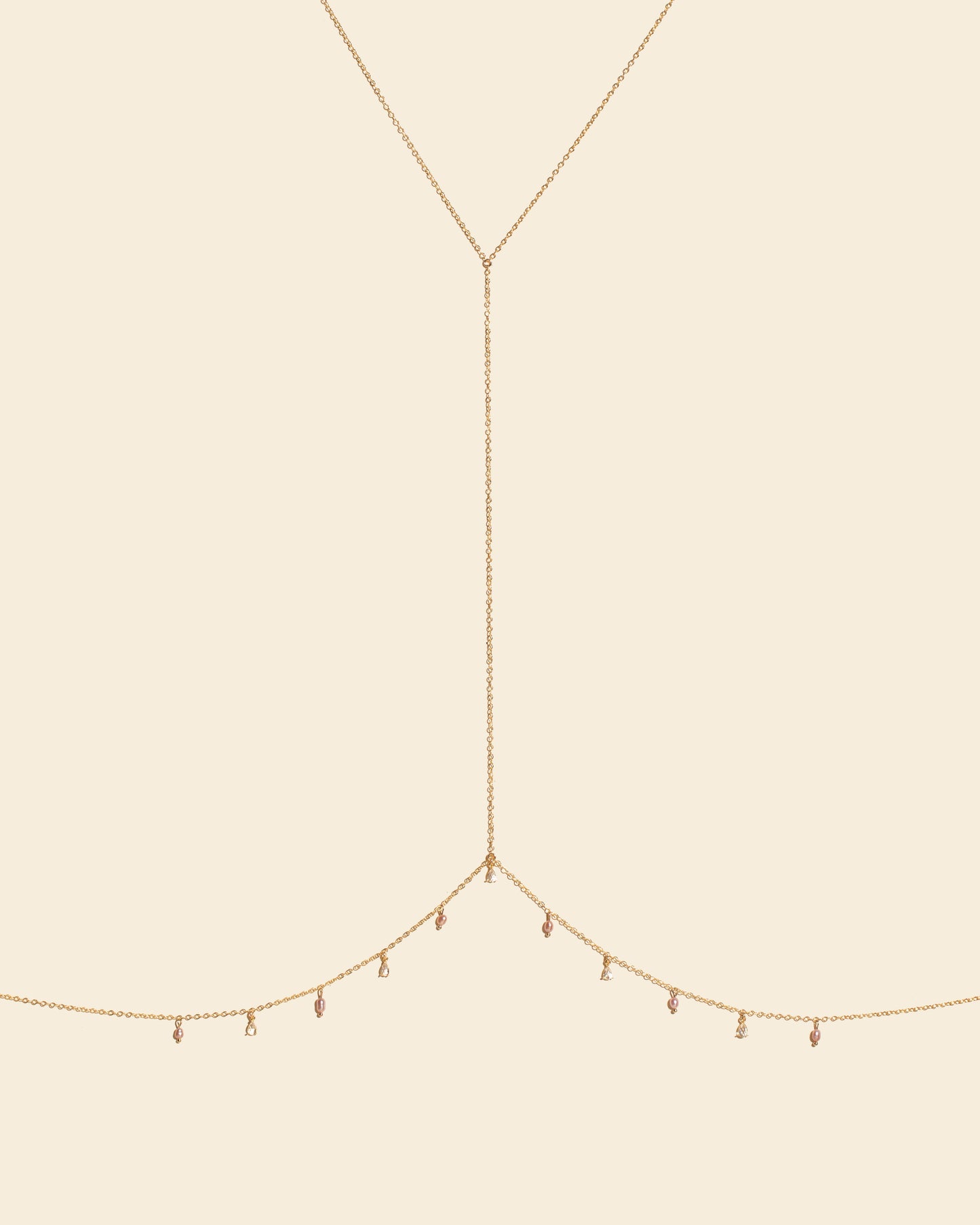 Chaîne de corps Hadès par APSARA, structure dorée en Y avec perles nacrées violettes et gouttes de cristal suspendues à la taille.