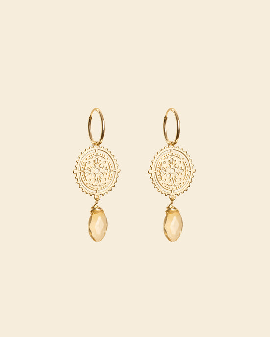 Boucles d'oreilles Citrine Blum - Médailles ajourées en plaqué or ornées de citrines, pierres fines symboles de joie de vivre - Bijou de créateur fait main en France par APSARA