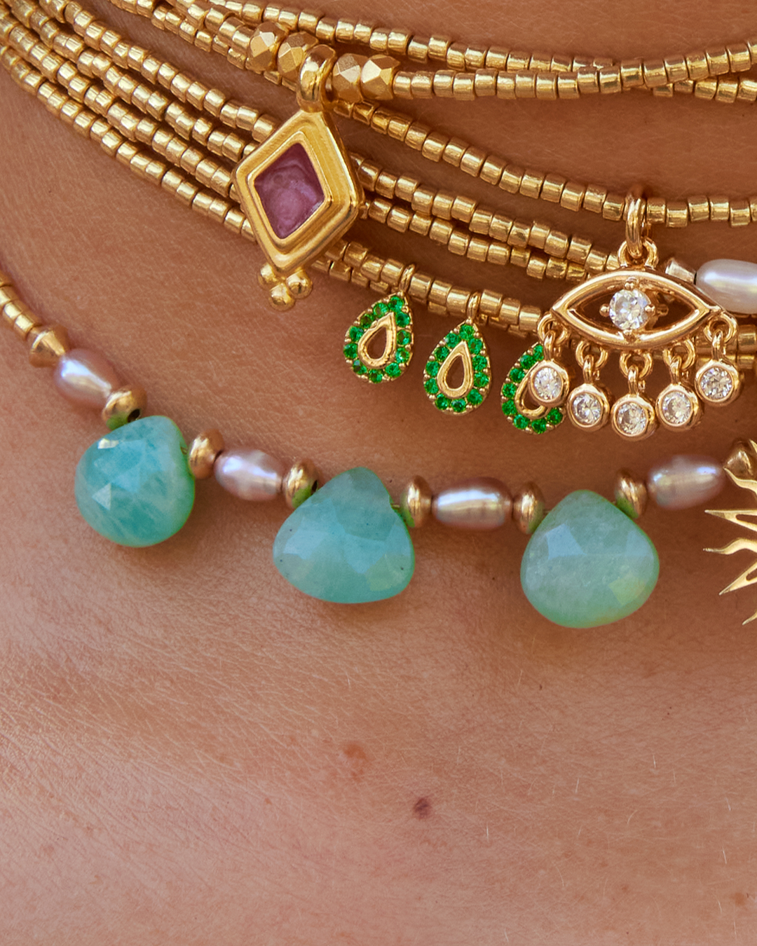 APSARA - Collier ras de cou TAÏSSA en fines perles dorées, trio amazonite et perles nacrées lila. Bijou fait main en France.