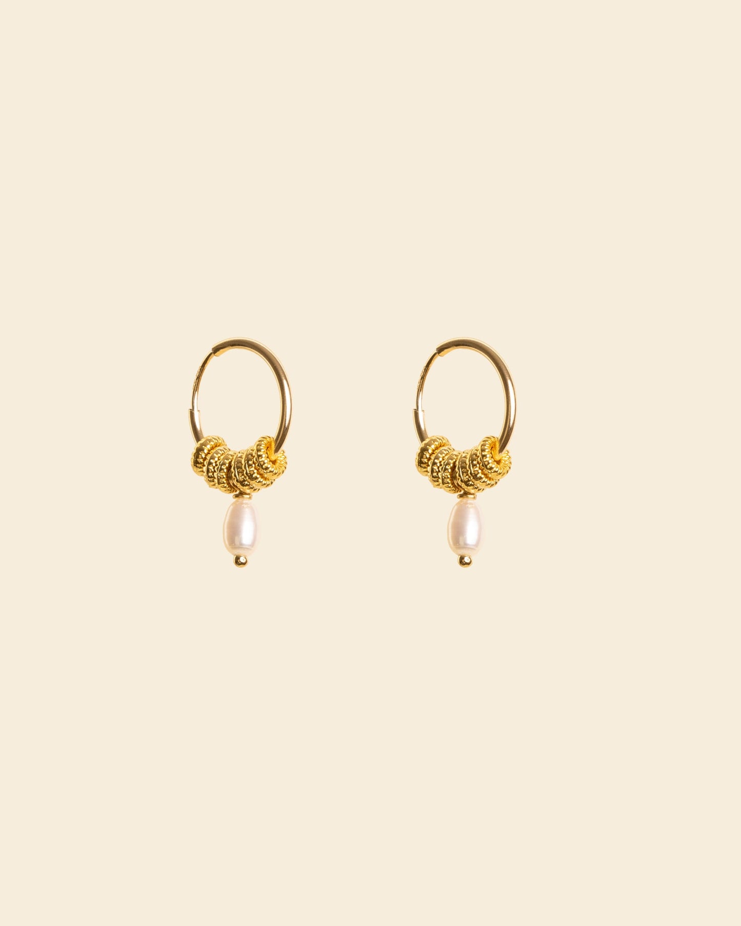 APSARA - Boucles d'oreilles créoles Klimt. Ces magnifiques anneaux dorés sont ornés de perles finement ciselées et d'une perle nacrée suspendue.