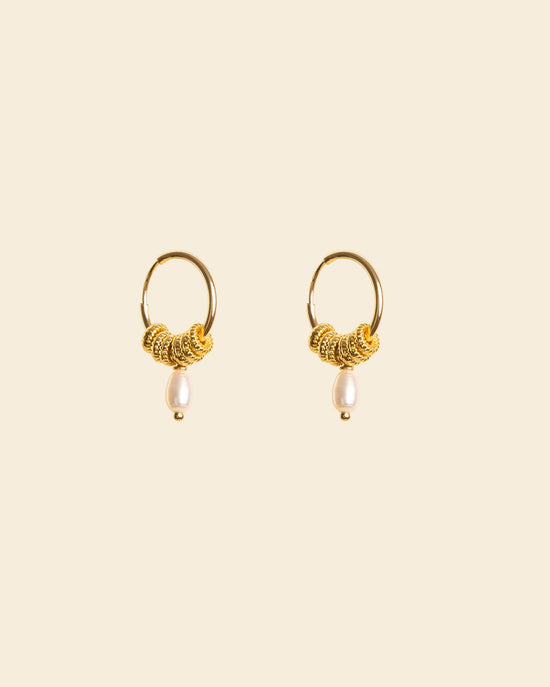 APSARA - Boucles d'oreilles créoles Klimt. Ces magnifiques anneaux dorés sont ornés de perles finement ciselées et d'une perle nacrée suspendue.