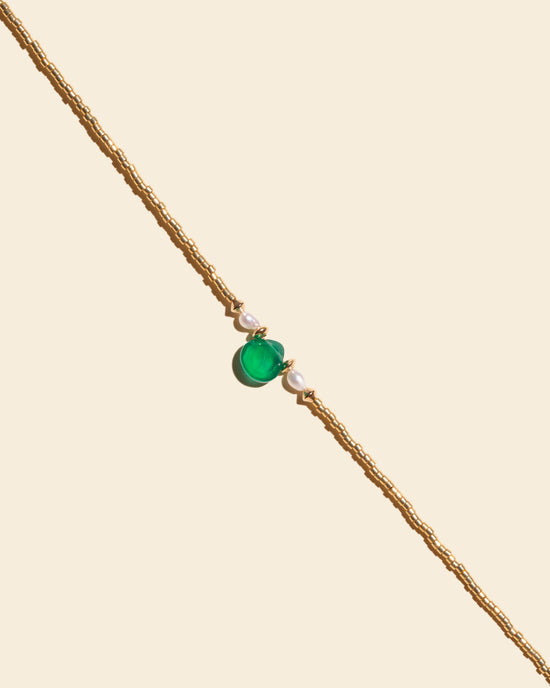 APSARA - Chaîne de taille EUPHORIA en Onyx vert, perles nacrées et fines perles dorées. Bijou de corps fait main en France.