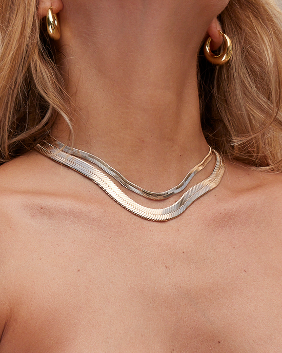 APSARA - Collier ISIS en maille serpent large, doré, porté en accumulation avec le collier Golden Hour. Bijoux faits main en France.