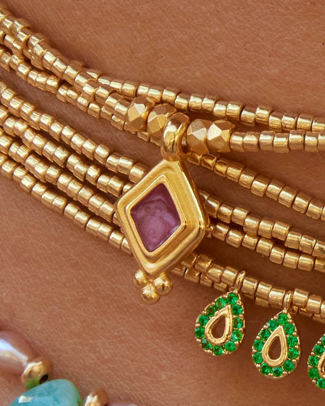 APSARA - Collier ras-de-cou BOHO en perles dorées avec pendentif losange en nacre mauve.