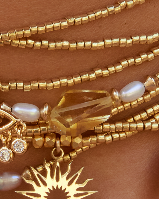 APSARA - Collier ras de cou COCO pépite citrine naturelle et fines perles dorées. Bijou fait main en France.