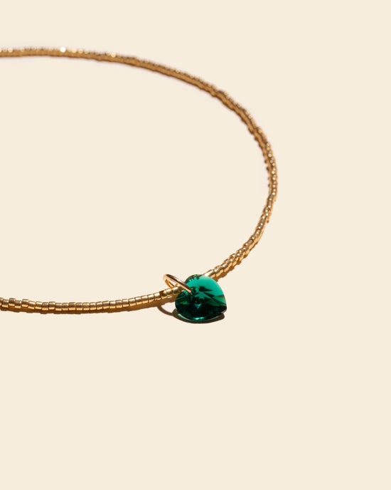 APSARA - Collier ras de cou EMERALD HEART : fines perles dorées et pendentif cœur en cristal Swarovski. Bijou fait main en France.