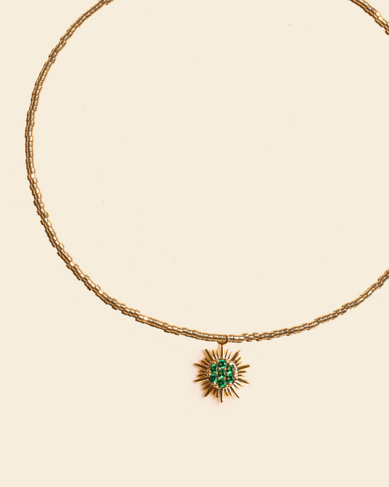 APSARA - Collier ras-de-cou EMERALD SUN en perles dorées avec pendentif soleil Or et cristaux vert Emeraude. Fait main en France.