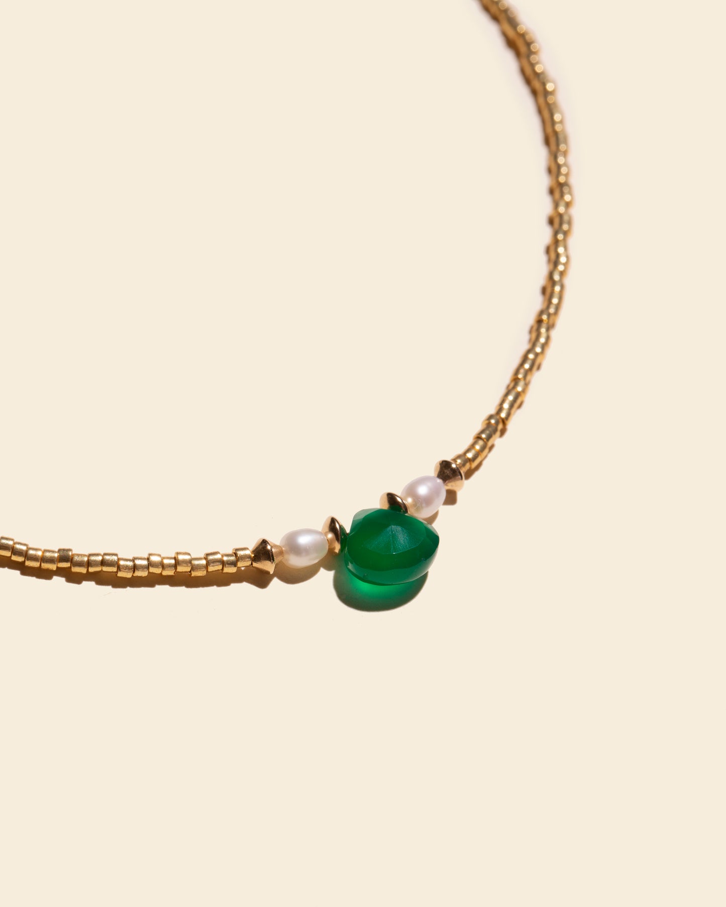 APSARA - Collier ras de cou EUPHORIA pierre Onyx vert naturelle et fines perles dorées. Bijou fait main en France.