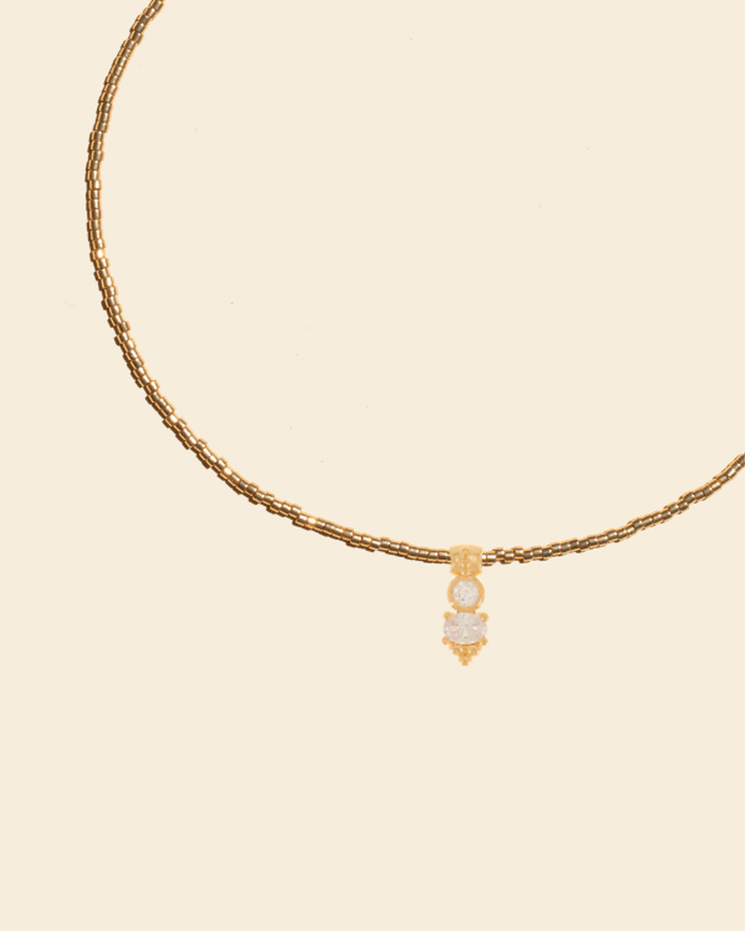 APSARA - Collier ras de cou JOY en fines perles dorées et pendentif en trio de zircons brillants. Bijou fait main en France.