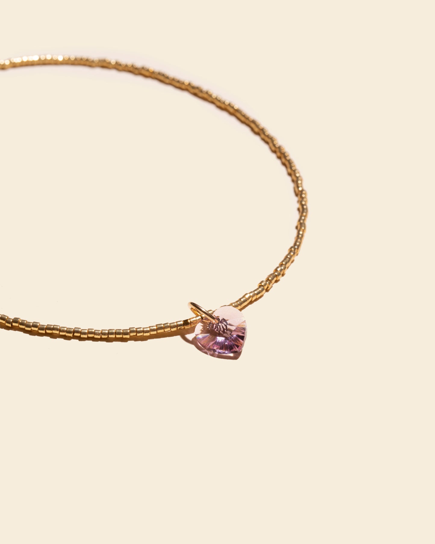 APSARA - Collier ras de cou LIGHT AMETHYST : fines perles dorées et pendentif cœur en cristal Swarovski rose. Bijou fait main en France.