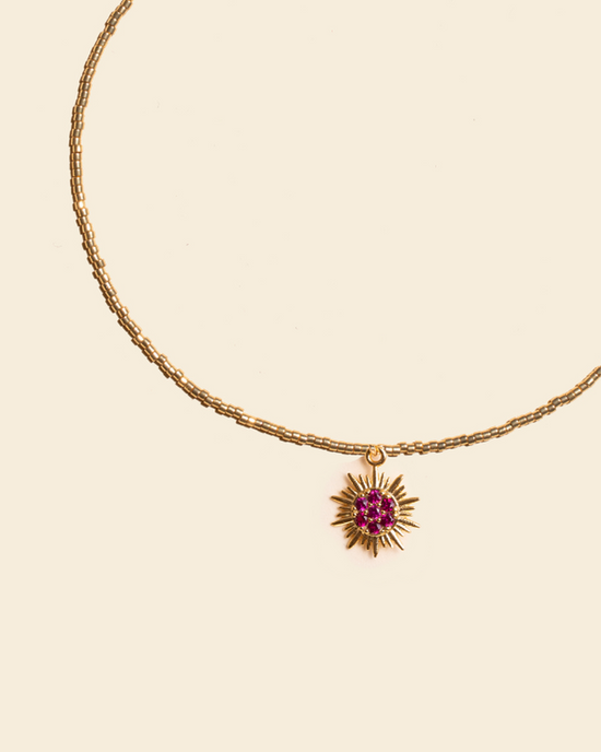 APSARA - Collier ras-de-cou RUBY SUN en perles dorées avec pendentif soleil Or et cristaux rouge rubis . Fait main en France.