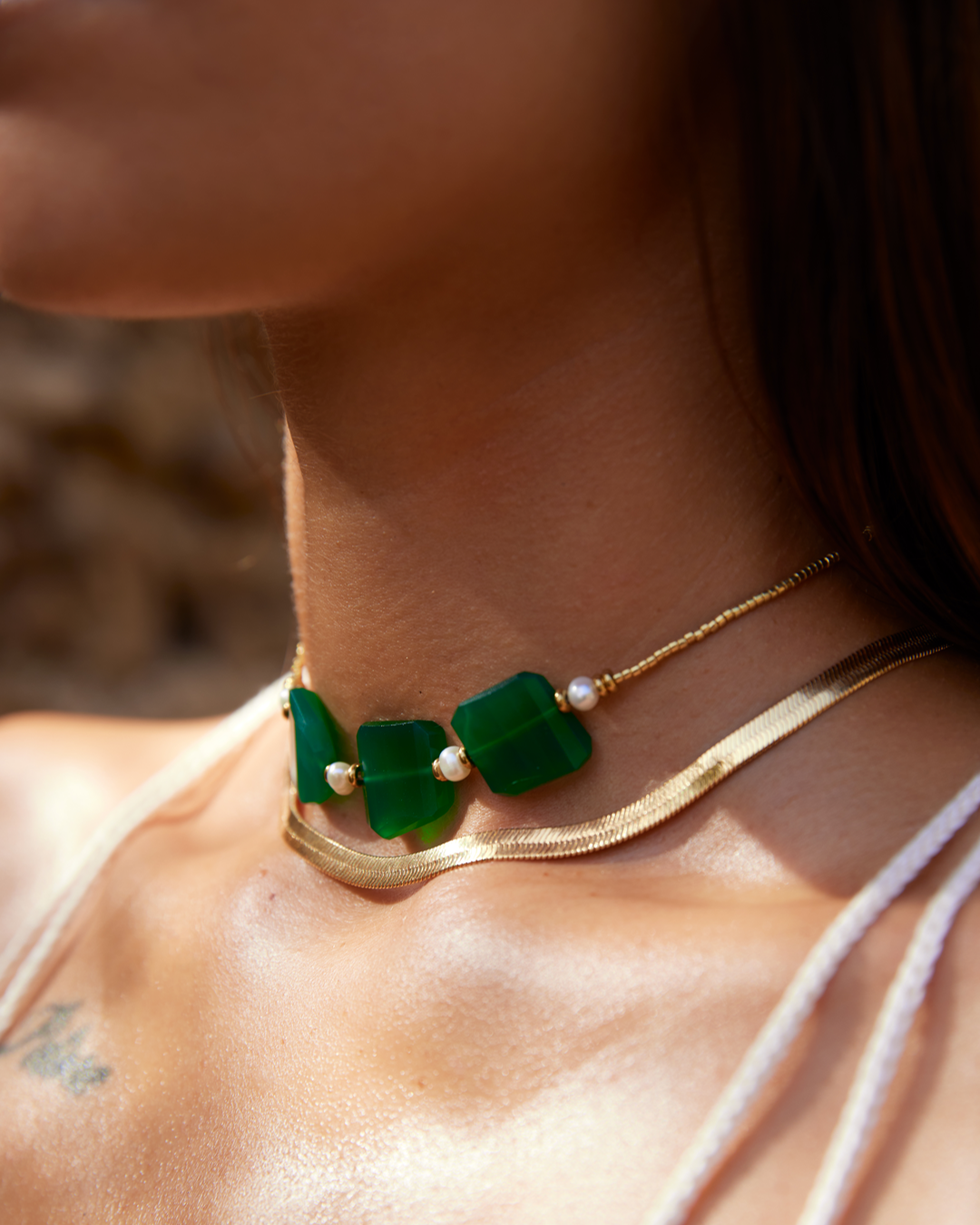 APSARA - Collier ras de cou SADE III composition de trois pépite Onyx vert naturelles et perles nacrées sur un fil de fines perles dorées. Bijou fait main en France.