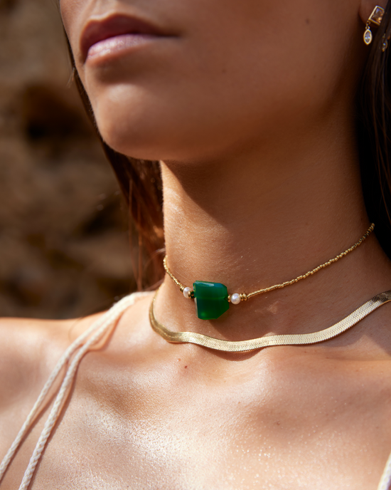 APSARA - Collier ras de cou SADE composition pépite Onyx vert naturelle et perles nacrées sur un fil de fines perles dorées. Bijou fait main en France.