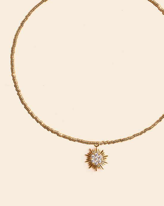 APSARA - Collier ras-de-cou SUNSHINE en perles dorées avec pendentif soleil Or et cristaux brillants . Fait main en France.