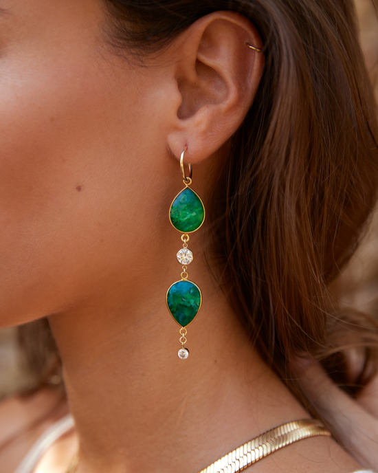 Sublimez votre style avec les boucles d'oreilles Karma en amazonite et zircons. Bijoux bohèmes chics APSARA.