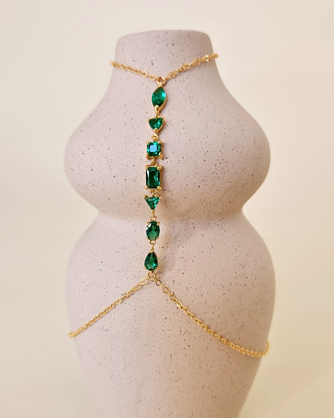  Chaîne de corps Seven Emerald, fine chaîne dorée avec pendentif orné de 7 zircons émeraude de formes différentes. Bijou de créateur Apsara.