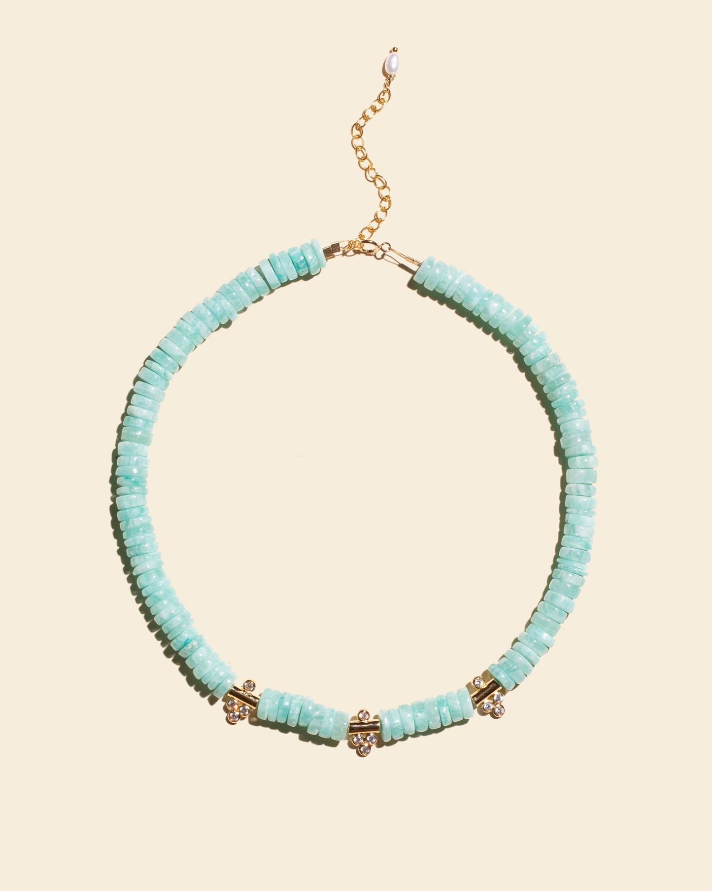 Collier Moana APSARA composé de perles d'amazonite bleue et de trois pendentifs en plaqué or sertis d'oxydes de zirconium scintillants.