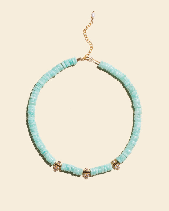 Collier Moana APSARA composé de perles d'amazonite bleue et de trois pendentifs en plaqué or sertis d'oxydes de zirconium scintillants.
