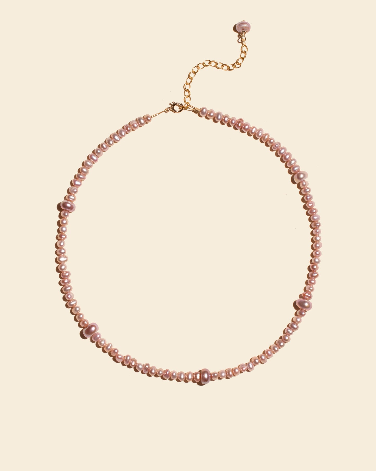 Collier Pearl APSARA alternant fines perles nacrées lavande irisées et grosses perles rondes violettes, fermoir doré.