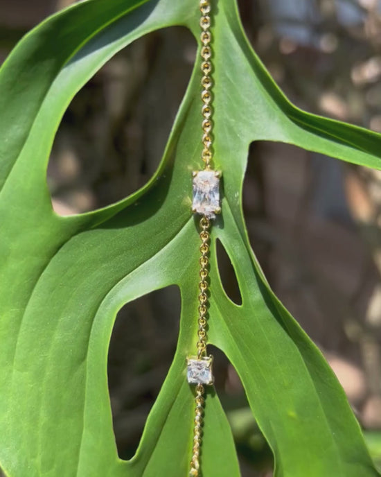 Charger et lire la vidéo dans la visionneuse de la Galerie, Vidéo du bracelet de cheville Seven Gems posé sur une feuille exotique. Bijou Apsara.
