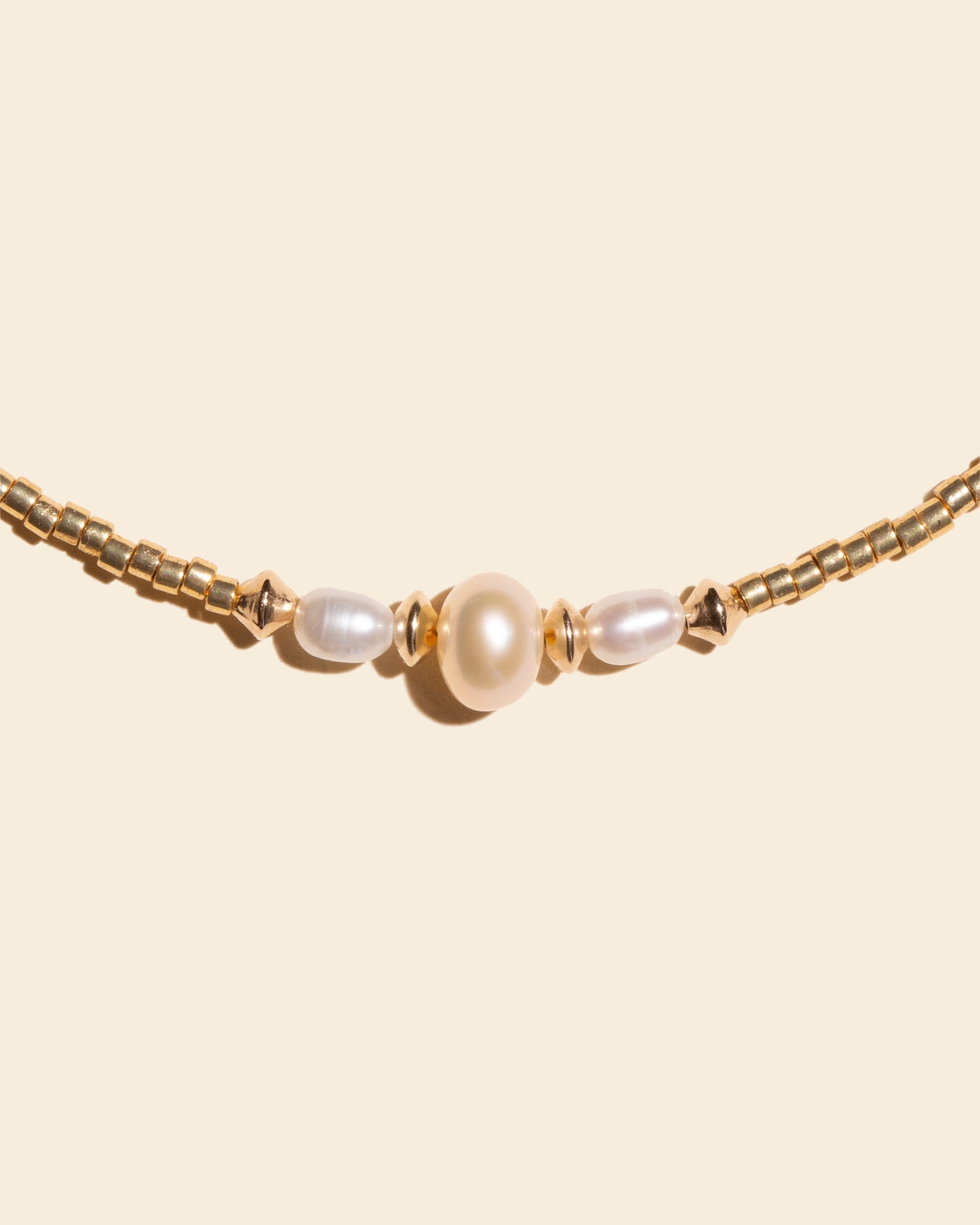 Load image into Gallery viewer, MOTHER OF PEARL  &amp;lt;br&amp;gt; Choker
