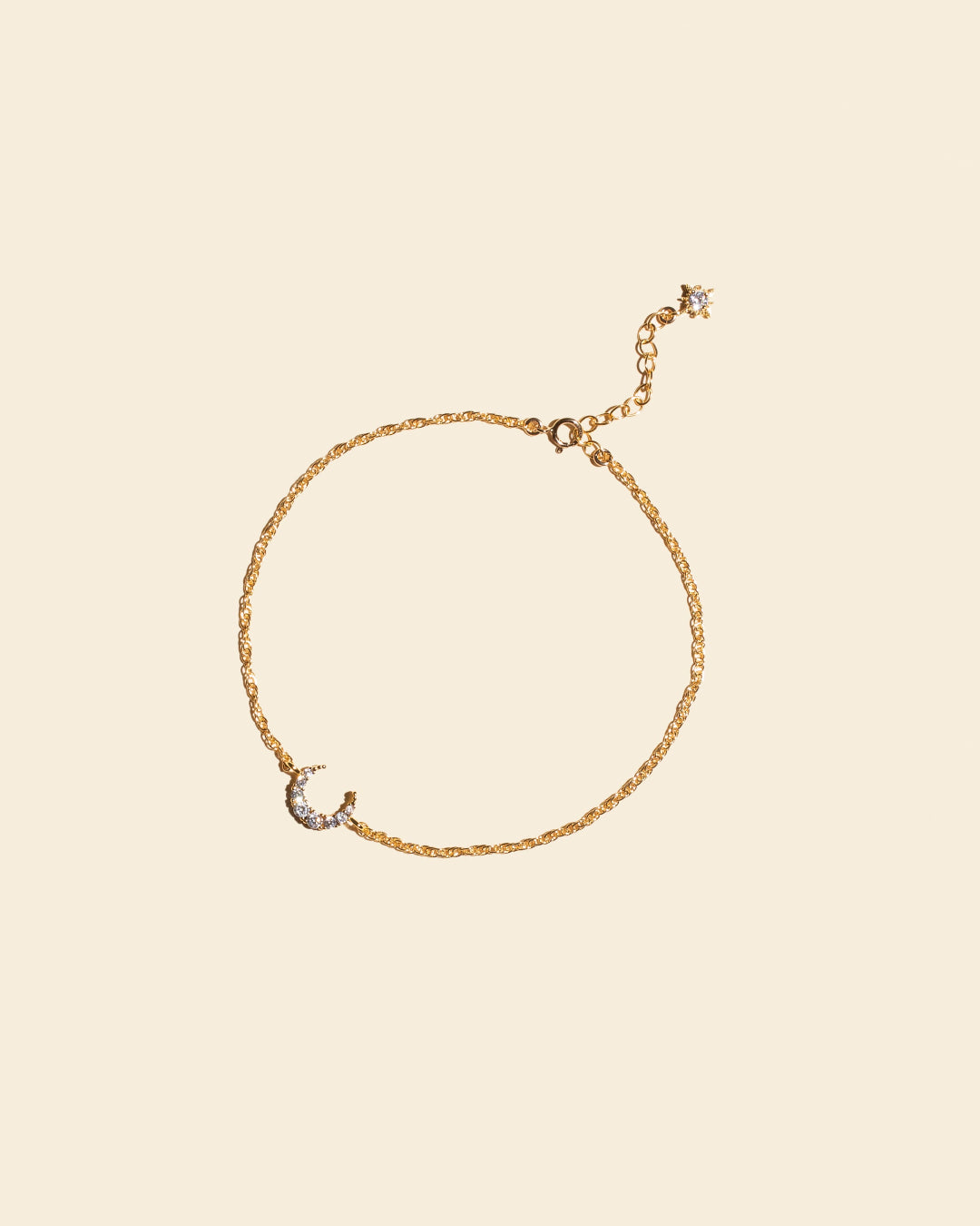 Bracelet de cheville maille corde en Gold filled orné d'un croissant de lune en zircon brillant.  Bijou délicat et symbolique, fait main en France par APSARA.