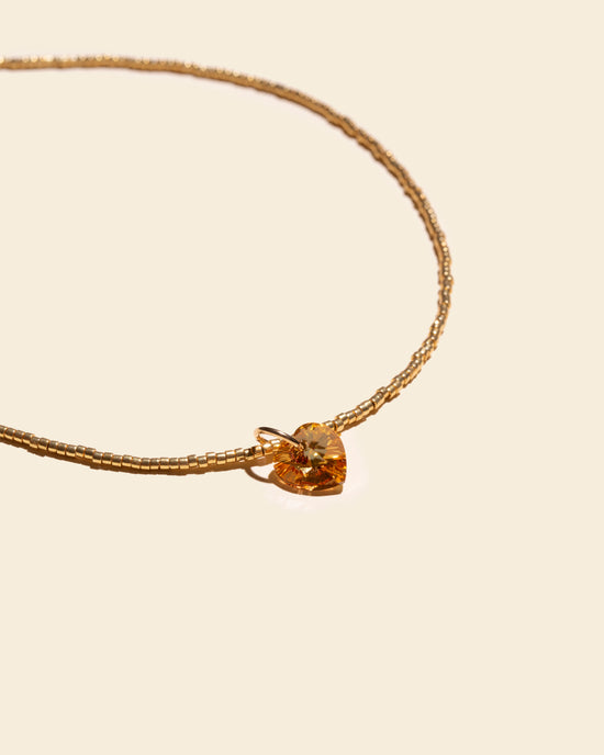 APSARA - Collier ras de cou BIG HEART : fines perles dorées et pendentif cœur en cristal Swarovski orange. Bijou fait main en France.