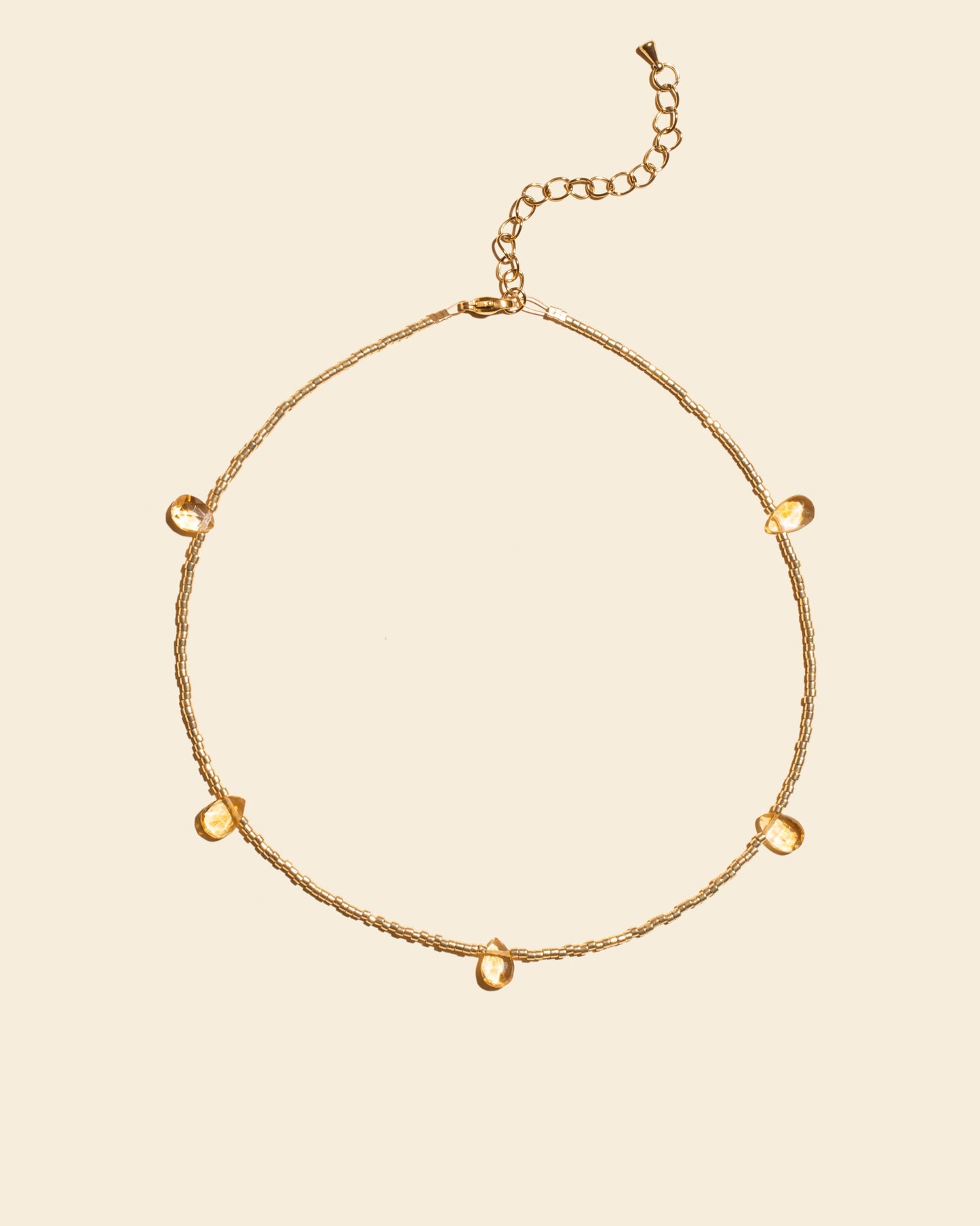 APSARA - Collier ras de cou VANILLA en fines perles dorées et pierres naturelles ctrine. Bijou fait main en France.