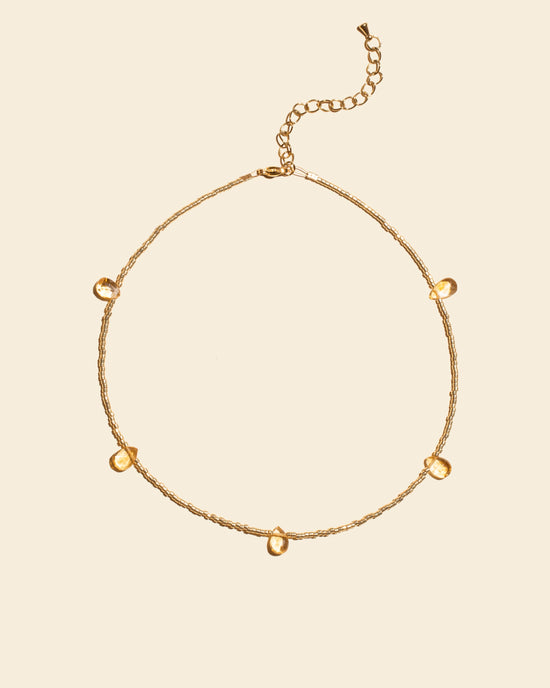 APSARA - Collier ras de cou VANILLA en fines perles dorées et pierres naturelles ctrine. Bijou fait main en France.