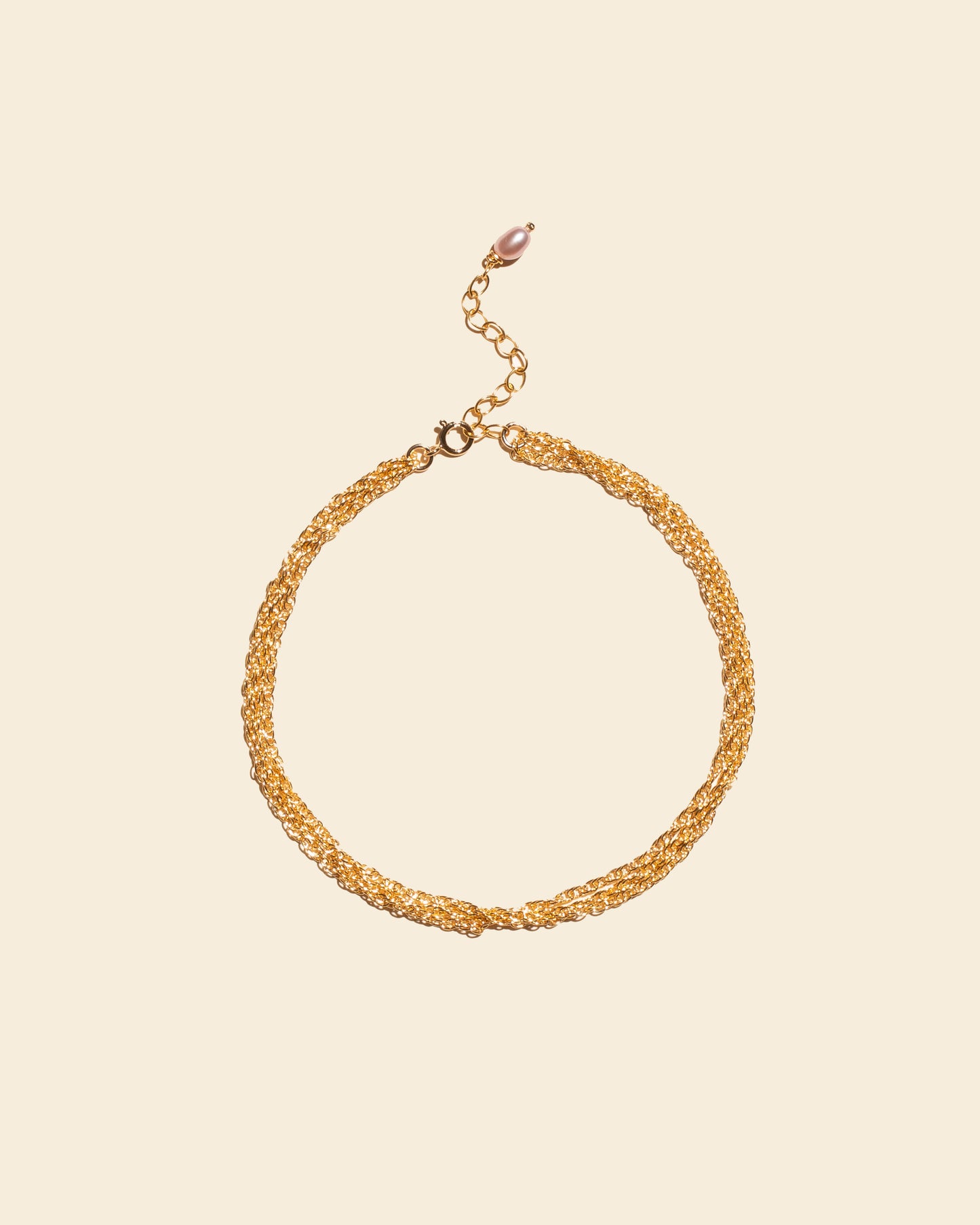 Bracelet de cheville Mojo composé de trois chaînes maille corde en gold filled, vu de dessus sur fond blanc. Bijou de créateur Apsara.