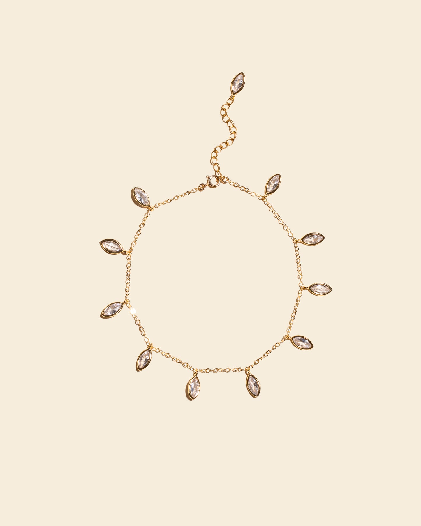 Bracelet de cheville Savage avec cristaux marquises, vu de dessus sur fond blanc. Bijou de créateur Apsara.