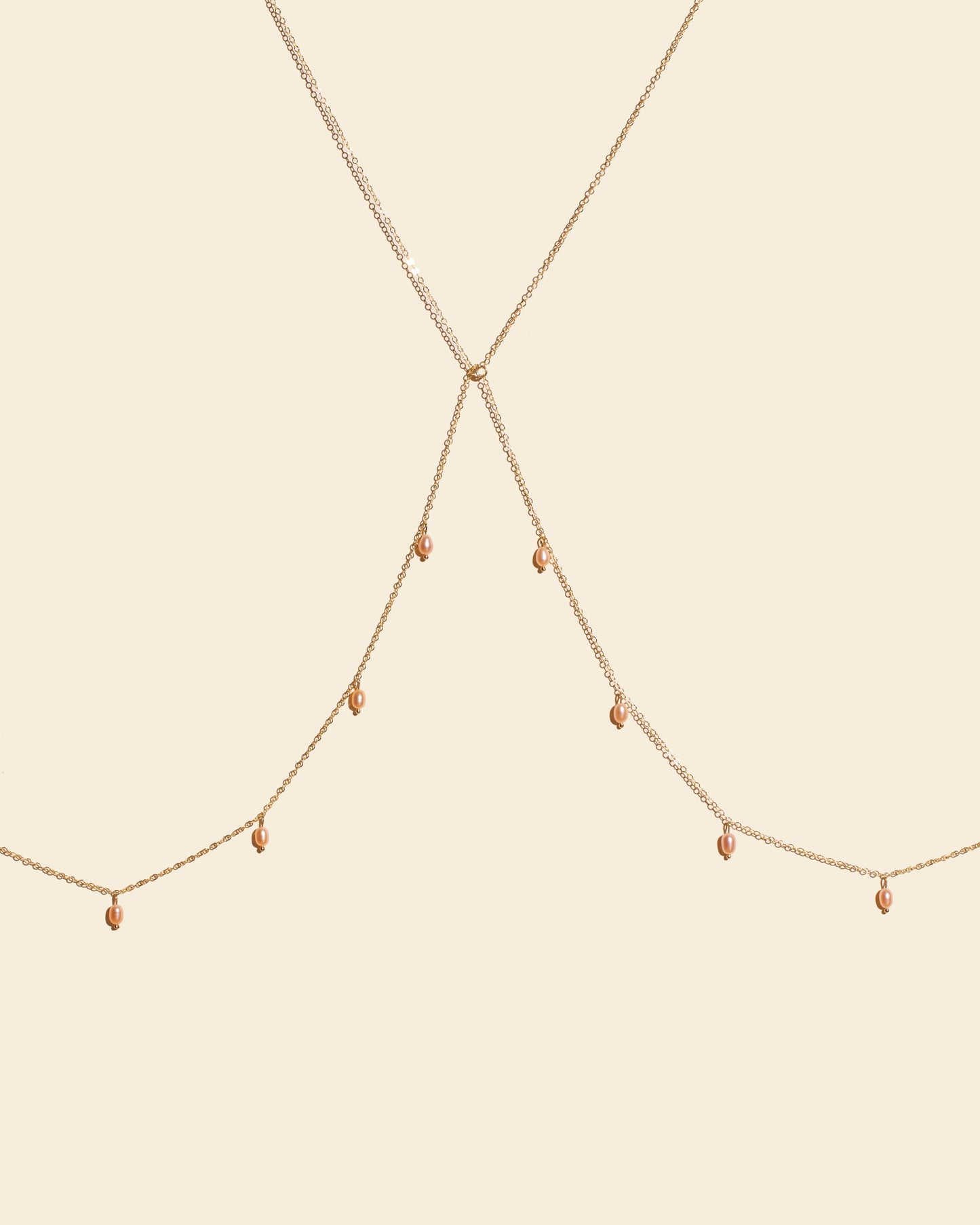 Chaîne de corps Java, fine chaîne dorée avec perles nacrées roses suspendues. Bijou de créateur Apsara.