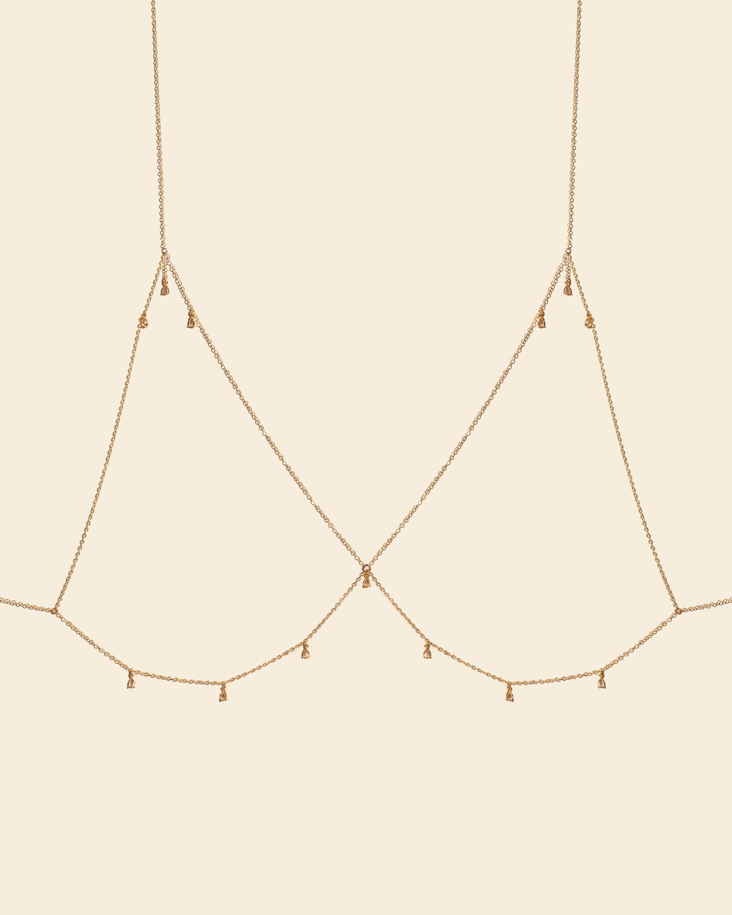 Chaîne de corps Vibes, brassière en chaîne fine dorée avec pampilles en cristal. Bijou de créateur Apsara.