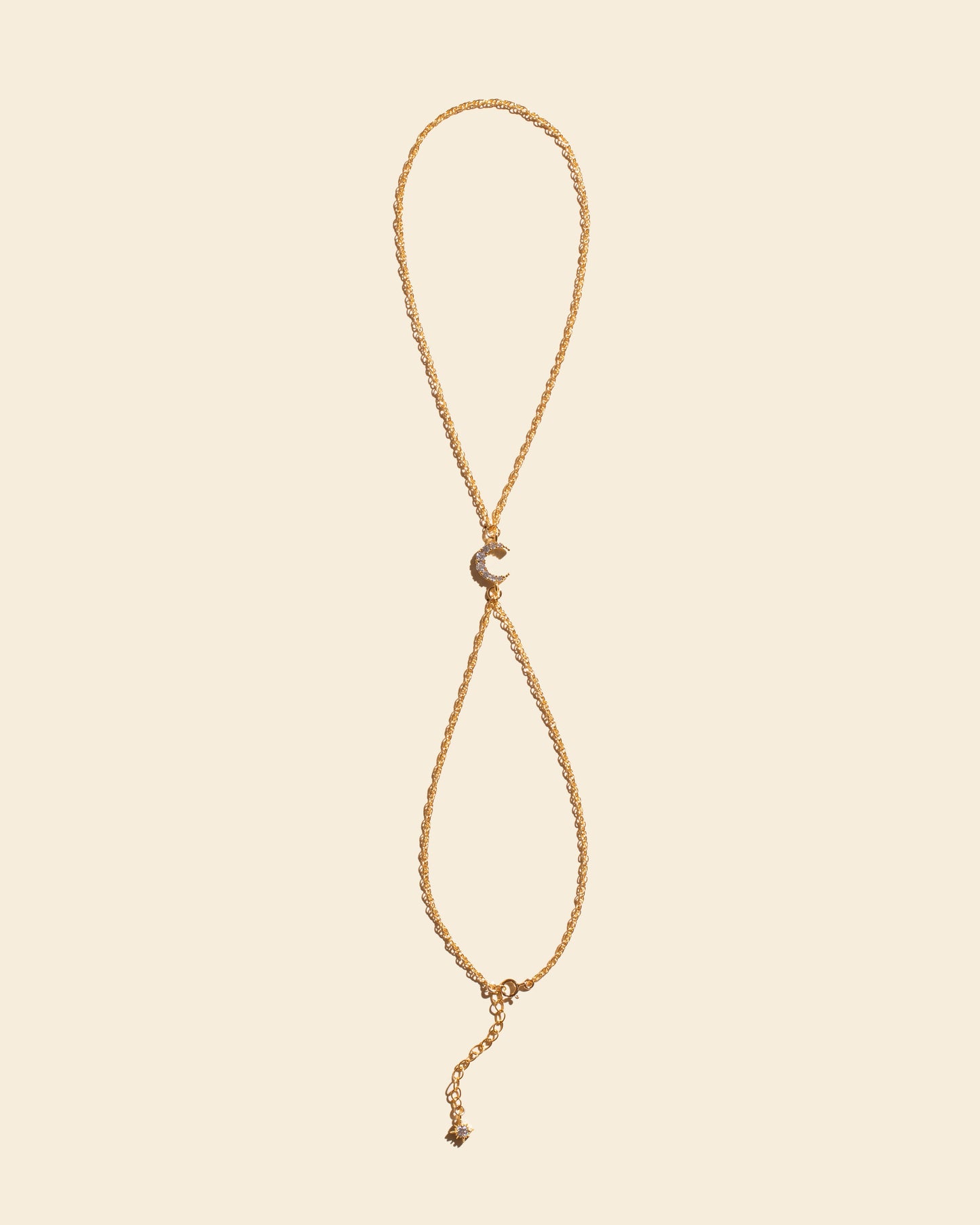 Chaîne de main Koleha, maille corde avec lune sertie de zircons brillants. Bijou de créateur Apsara.